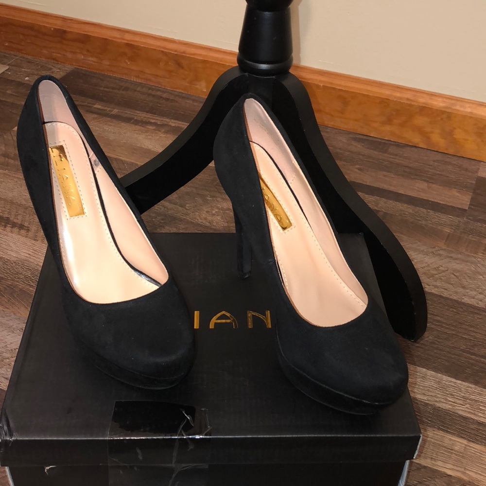 LILIANA black suede platform pumps